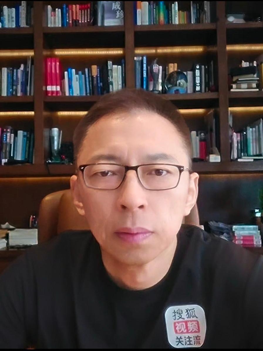 【OpenAI暂停AI训练、特朗普“小棉袄”助理走红……张朝阳中英双语分享全球热点】8月20日12:30，搜狐创始人、董事局主席兼首席执行官张朝阳在搜狐视频关注流《张朝阳的英语课》直播间，以中英双语分享OpenAI暂停AI训练、特朗普女助理走红网络、产后精神病杀人案三大热点，与网友一同在新闻中学英语，知 ​