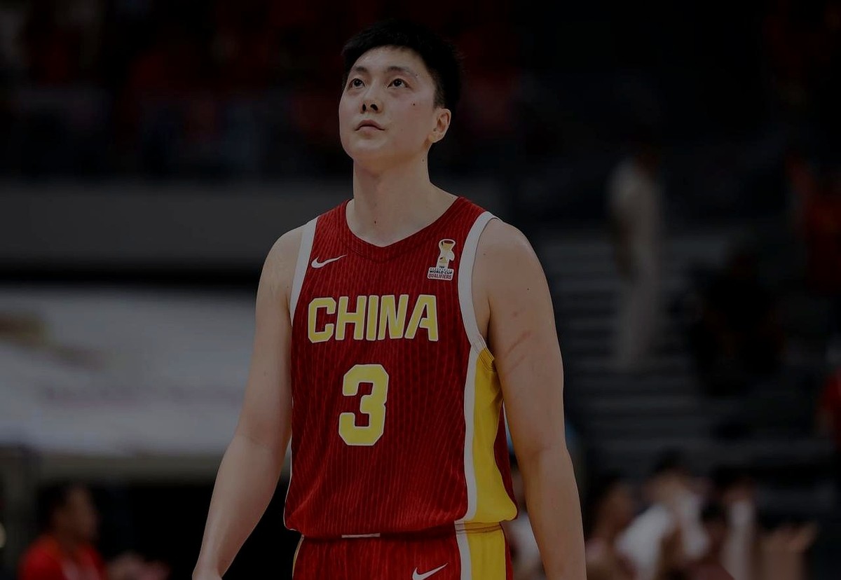中国男篮在亚运会半决赛对阵派出了二队阵容的日本队。
一旦这场比赛落败，主教练郭士强可能面临下课的处境。
这支在小组赛被韩国逆转过的队伍，还需要应对中国男篮切断他们内外线联动的针对性部署。
这比赛最熬人的地方就在这儿。
对面明明只派了个二队，但偏偏占着主场的地利。
咱们要是赢了，可能很多人觉得理所应当