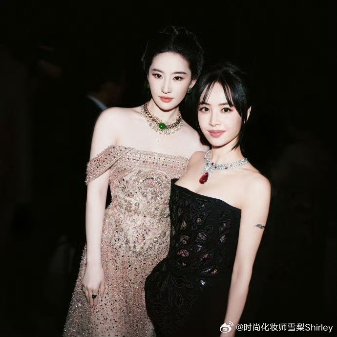 #蔡依林刘亦菲合照#
梦幻同框！

两位都好美，白到发光！

#蔡依林[超话]##刘亦菲[超话]# ​