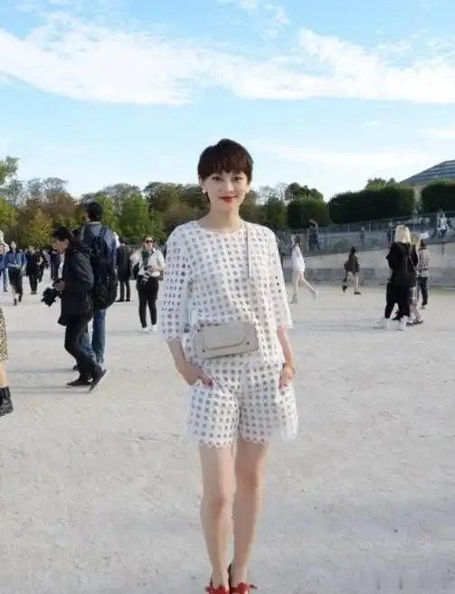 邓超妻子孙俪国外再美出圈，身着洞洞套装化身时髦精，气质高级 ​