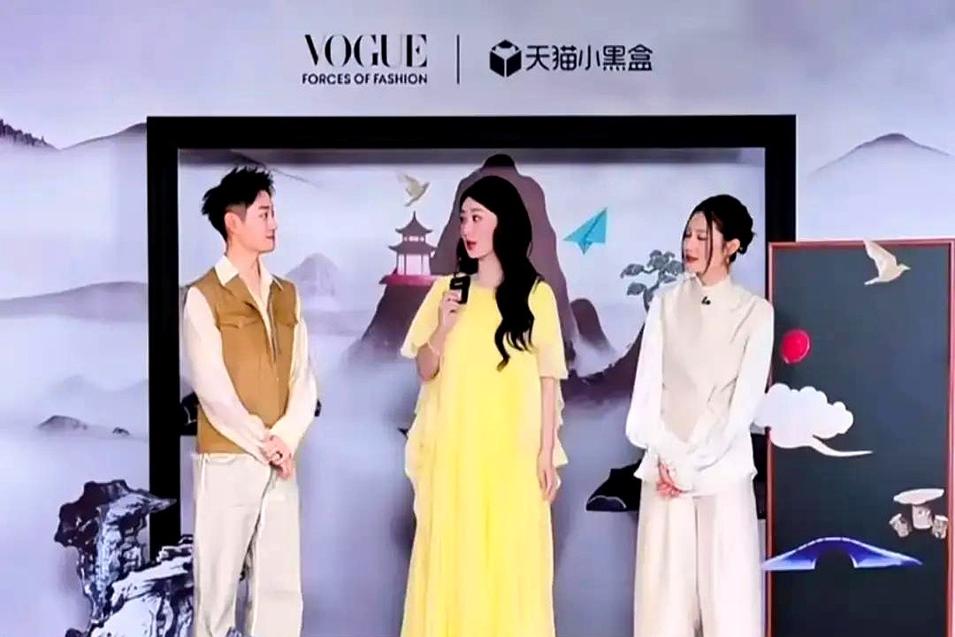 杨紫在

时尚盛典这套明黄色礼服，一出场争议就炸了。

有人吐槽版型太

松显得人臃肿，红毯哪有不勒紧身子的？可杨紫倒好，直接把舒适

度摆在第一位，一句路况不平得穿双舒服的鞋，连带着礼服都选

了层层叠叠的宽松款，摆明了不想在红毯上端着。

看多了那种

为了纸片人身材拼命憋气的女明星，杨紫这股子