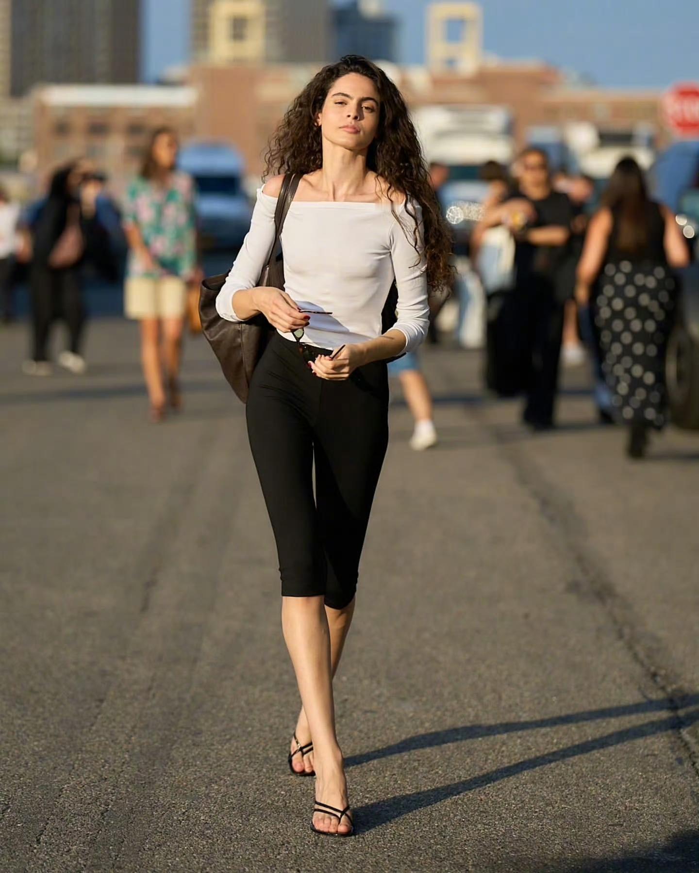 巴黎时装周期间一组模特下班的街拍！ 很简单的白色一字领上衣搭配黑色五分...