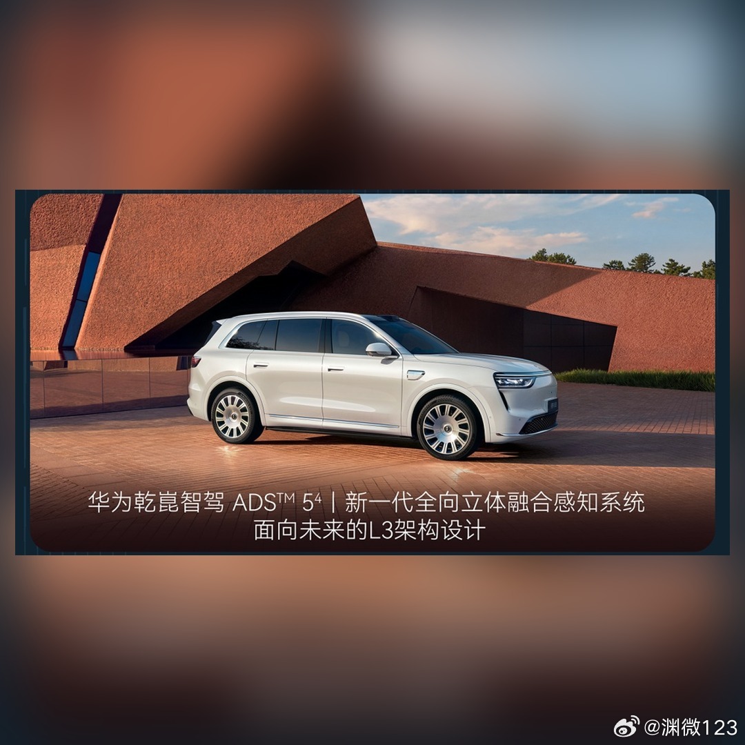 智行跃升的底气，就一句话 
问界新M8在9月30日这天开启预售，价格从38.98万元起。预订时交5000元意向金，购车尾款直接抵10000元。活动有效期为2026年9月30日到大定开启日。 
说回产品，这台车的配置才是重点。豪华跃升：奢雅拼色设计、C形菱格光岛、交互智能氛围灯。4个激光雷达组成矩阵，再加6环视高 ​
