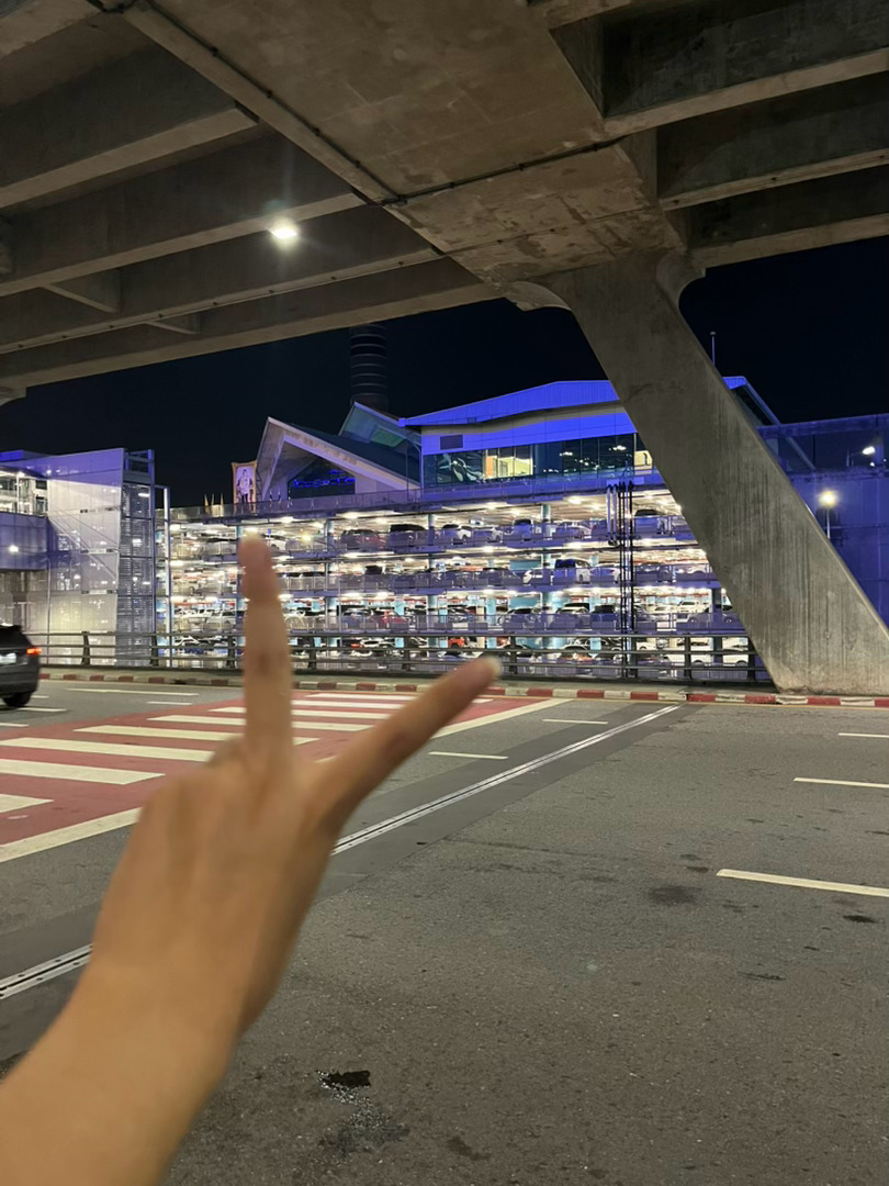 旅行🧳备忘录📝—Bangkok📍
作为一次先斩后奏的旅行——出发🛫前，还是很焦虑，担心天气影响，担心回耽误学习进度，担心会不会不开心，到底应不应该这样…

9.30—傍晚到达曼谷，从机场到酒店的高速遇上了大堵车，一眼望不到头的红色刹车灯，车辆缓慢的移动着。但全程没有刺耳灯鸣笛，也没有司 ​