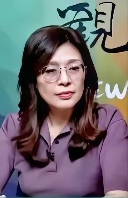 郑丽文的“暂缓统一、优先避战、在中美日之间搞平衡”的说法，其实没啥新意，说白了就是国民党的“不独不统、维持现状”。

她嘴上说坚持九二共识、反对台独，可一被问到统一时间表，就说现阶段不急着定。先避战、留给下一代空间。还说要跟大陆、美国、日本都保持沟通、互相牵制，本质就是拖。
只提“和平”，统一能不提