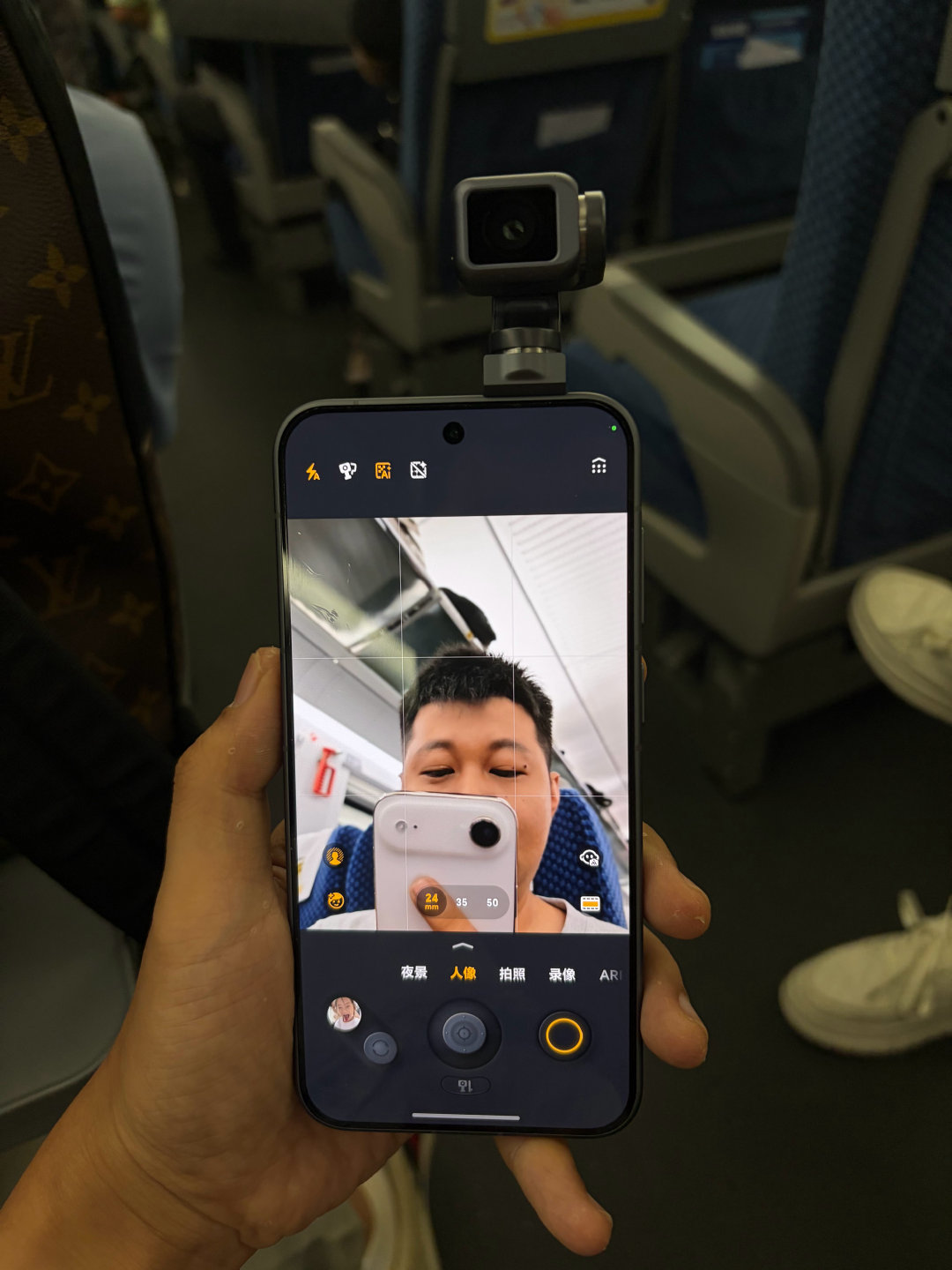 高铁上碰见数码宝贝同行了。

第一次看到荣耀 Robot Phone，这个手机挺有意思的。如果不差钱，我觉得还是可以冲一台的，我这种差钱的就算啦。 ​