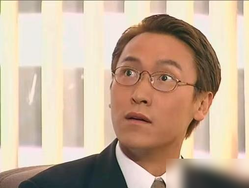 身高185的机长往那一站，吴镇宇都得靠边。可马德钟最出圈的角色，是个笑面虎。
《酒店风云》里他演高峰，见谁都笑，背地里能把对方整到破产。弹幕全在刷这男人狠得让人腿软。TVB高层却只给他个五强提名，那年输给阿旺，全网吵翻了。
《凤凰四重奏》更绝，一人串四世。清末当厨子守着大小姐，转头变进步青年带女
