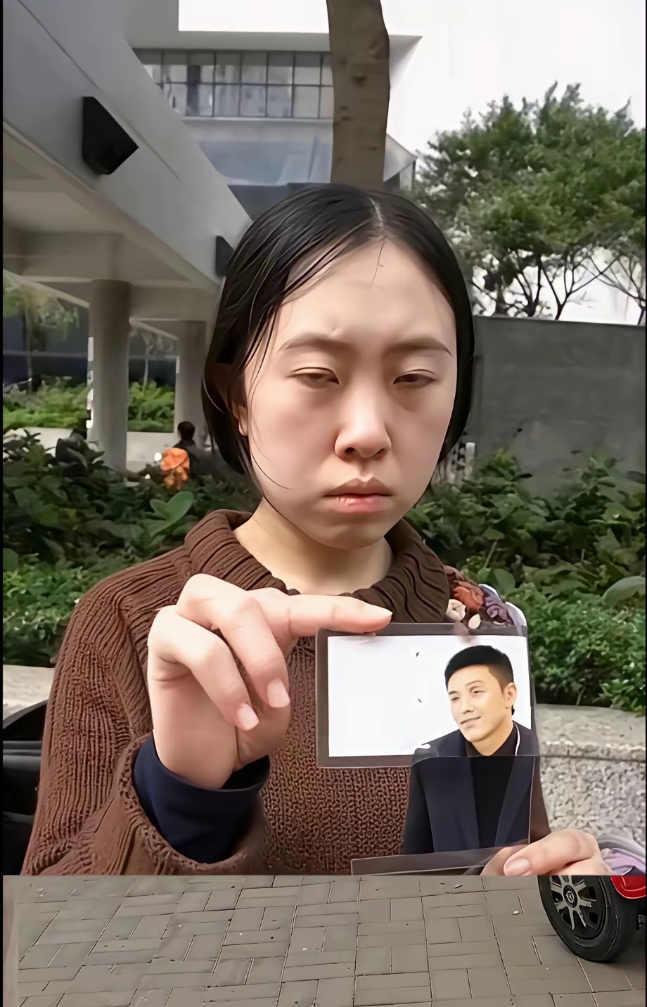 谁还记得杨丽娟？当年倾尽全家积蓄、卖房借高利贷追刘德华，逼得父亲绝望跳海。
16岁萌生执念，十三年疯狂追星，父母一味纵容。合照没能满足她的期待，最终家破人亡。
刘德华曾人道帮忙还债，母女后续索赔也被法院驳回。
现在她和母亲住着廉租房，靠着微薄工资度日，不再追星，常年被愧疚裹挟。
这场悲 ​
