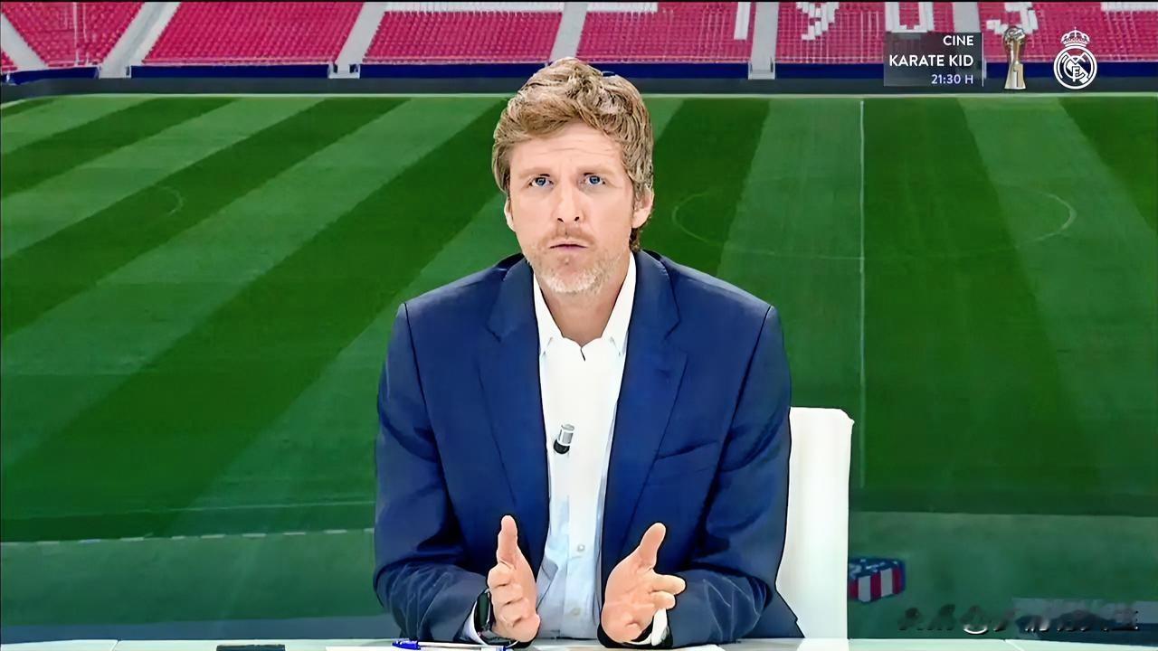德比失利舆论大爆发！皇马TV直接炮轰“内格雷拉联赛”，穆里尼奥发言话里有话
 
皇马1‑2负于马竞之后，队内舆论氛围彻底炸开。皇马TV直接输出尖锐观点，公开抛出“内格雷拉联赛”的论调，列出一长串控诉：特瓦斯、西班牙足协、裁判技术委员会全都站在皇马对立面；裁判偏袒巴萨，是亚马尔、拉菲尼亚的朋友；裁判阿
