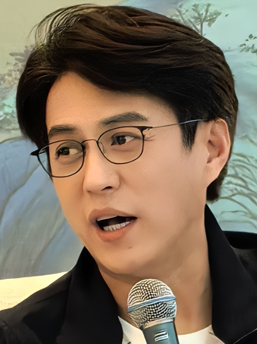 谁能想到！49岁的靳东又有了一个新身份，全网粉丝开心不已！

老实说，真的太让人惊喜了！谁能想到，49岁的靳东在演技口碑稳居一线后，又官宣了一个含金量超高的全新官方身份，消息一出，观众和粉丝全都开心不已，纷纷直呼实至名归。

一直以来，大家对靳东的印象，都是实力派“老干部”演员。从《伪装者》沉稳睿智