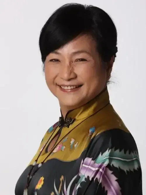 9月7号，已故两年的郑佩佩，突然冲上热搜，原因是大家才知道，她去世后竟然把大脑捐了出去，专门用来做罕见病的医学研究。

提起郑佩佩，观众脑海里都是鲜活的经典形象，她是《唐伯虎点秋香》里霸气诙谐的华夫人，是《卧虎藏龙》里沉稳通透的碧眼狐狸，更是老一辈观众心中当之无愧的“武侠影后”。

很多人看到这里，
