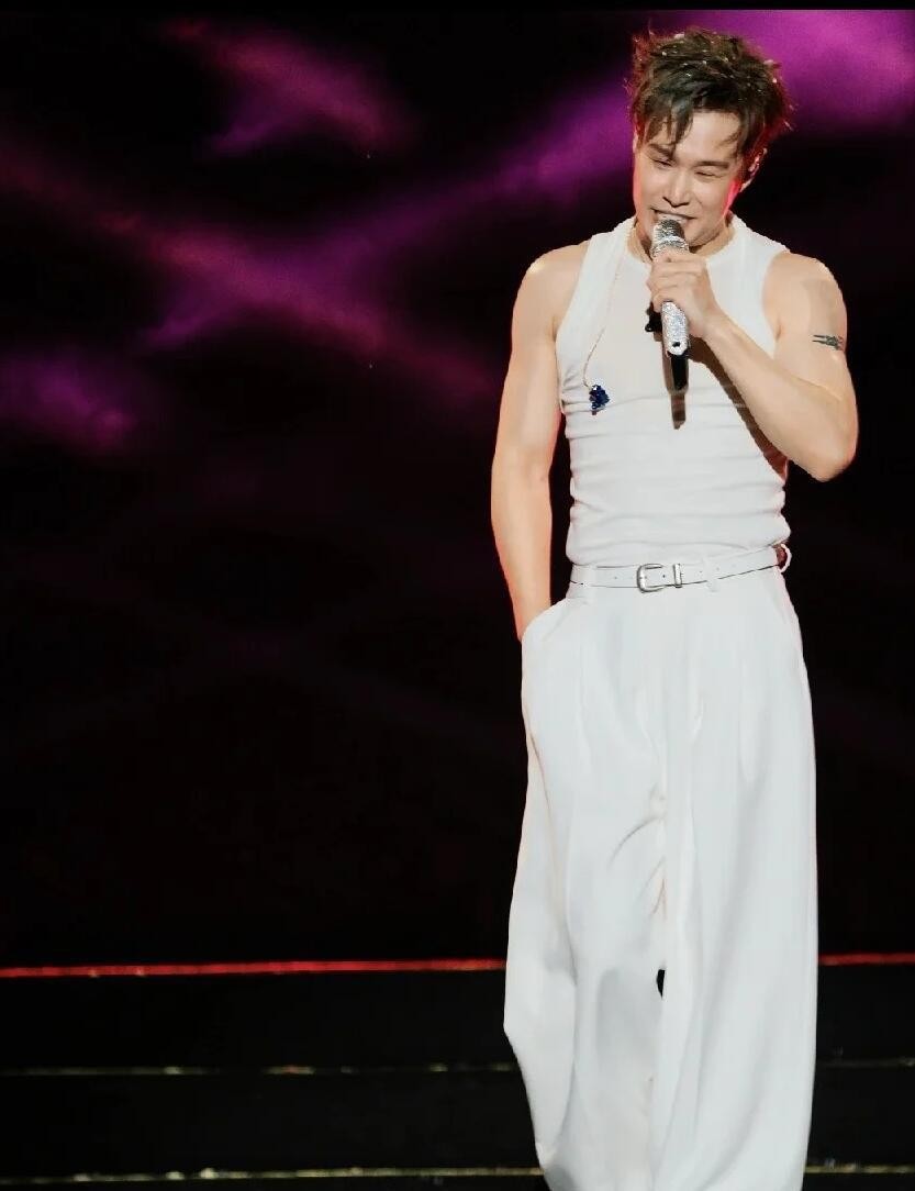 四公，小沈阳带着李光洁、郭晓东、余文乐，接下刘宇宁那首出了名难唱的《她》。声乐总监早给过判定：难度系数非常高。小考现场，四个人的声音先散了，分数垫底。
45岁、成名十七年，他没解释，也没甩锅，只做了一件同行很少做的事——主动给原唱打去电话。
刘宇宁人在剧组拍戏，还是回了。先纠内核：这歌唱的是爱情里的