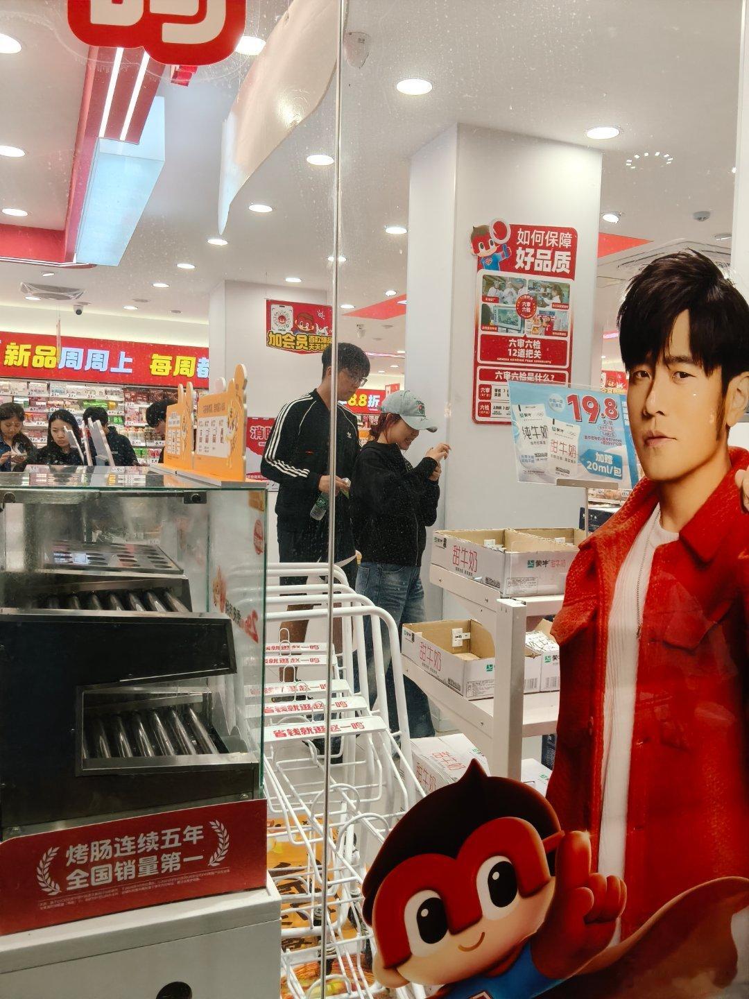 #子不教，人心坏。家不齐，社会乱#

在零食店结账真的被小小无语到。
 
收银扫码的位置，本就是大家排队付款的地方，一对小情侣直接堵在收款机器跟前，自顾自对着手机嘟嘴自拍，完全无视身后排队等着结账的人。
 
一个人的教养，很多时候就藏在这种细碎小事里。有家教、懂得换位思考的人，做什么事心里 ​