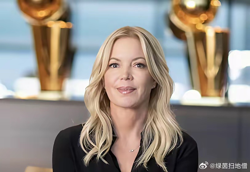 珍妮阿姨开始反击了！
据美媒报道，湖人总裁珍妮巴斯已向洛杉矶法院提交申请，要求阻止她的五个兄弟姐妹出售巴斯家族剩余湖人股份，并指控他们在自己不知情的情况推动出售，试图影响他继续担任湖人管理人。
在此之前，湖人大老板沃尔特将湖人转手，卖了125亿美元，眼瞅着沃尔特卖出如此高价，珍妮阿姨 ​