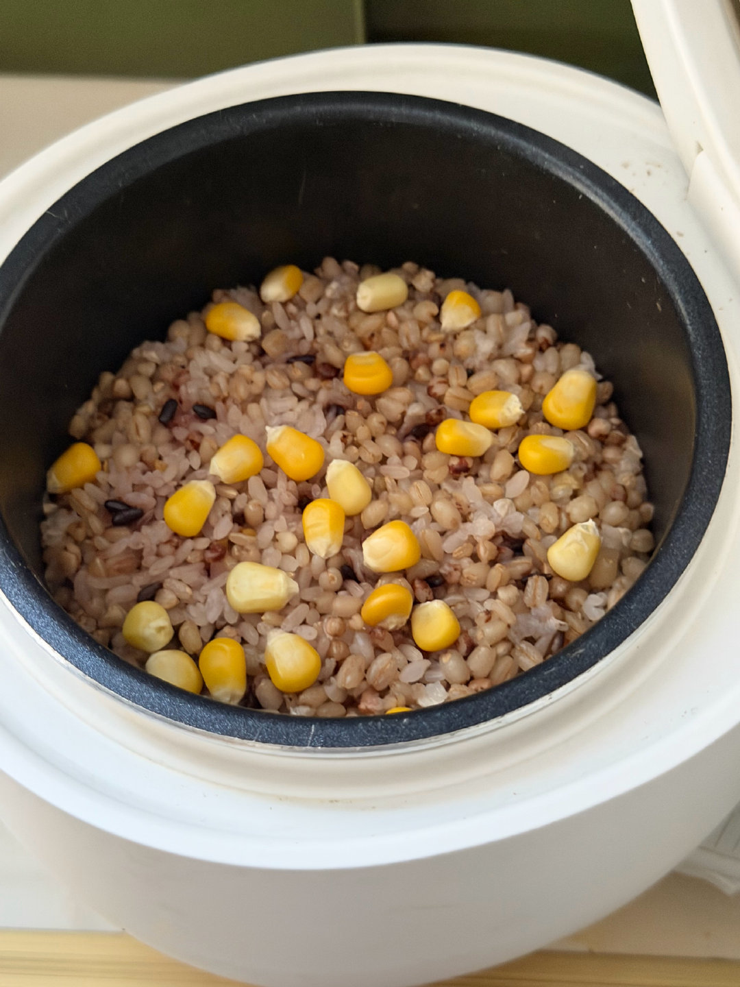 来我阿丁家里吃一顿 从达州带来的自制烧白和火腿肠 从天亮吃到天黑 生菜下面还有宽粉 好吃好吃 好撑 以及阿丁点的苹果栀子 好香！ ​