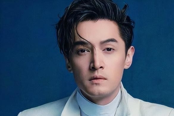 很多人至今想不明白，红了整整二十年的胡歌，兜兜转转怎么最后娶了个身边的小助理？
当年他身边走过的都是什么段位？从薛佳凝到江疏影，哪个不是聚光灯下的高颜值女星，要名气有名气，要身段有身段。
可在名利场里摸爬滚打久了，人越到后面越清醒：惊艳只够用来谈恋爱，真要过日子，性格和合拍才是硬通货。
两个一