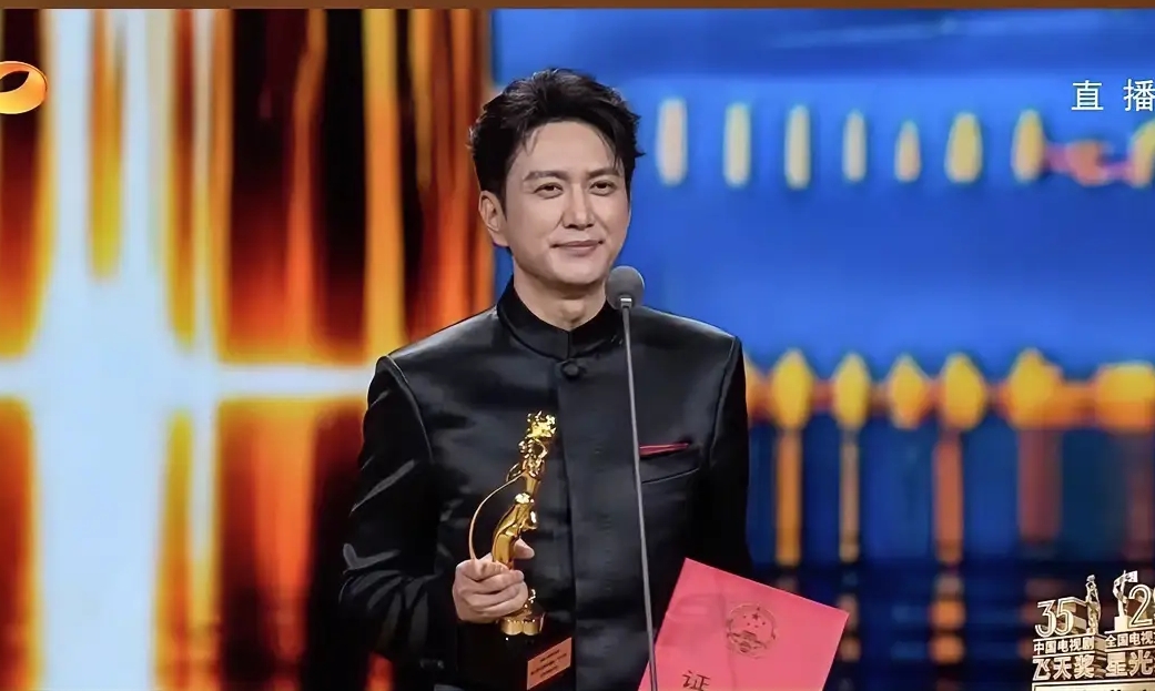 王仁君原来差点成为法官，我搜了一下他人生履历，发现他的经历太离谱了，初一从山东聊城搬到北京，大学专业是法学，以后大概就是当律师和法官。

但是考上大学之后，他发现自己也不是那么想当，反而觉得演员很有意思，于是他毅然决然退学复读，重新考上了影视学院。

毕业之后的路也不顺利，没有出色的颜值和家庭托举
