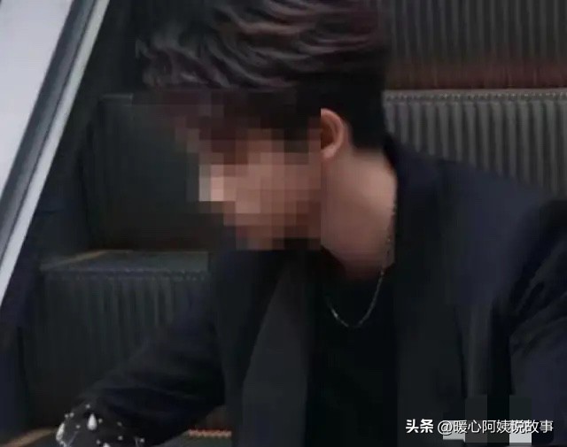 比潘金莲的胆子大多了！安徽已婚女子纪某平日里在家无事，半年之内给24岁男主播打赏391万9千多元，另外私下转账9万1千元。这些钱款来自变卖两套房产所得162万，卖掉车子拿到20万，还向亲友借了200多万。钱财耗尽之后，双方关系彻底破裂。丈夫王先生得知此事选择离婚，并且将这名主播、所属公司以及平台一并