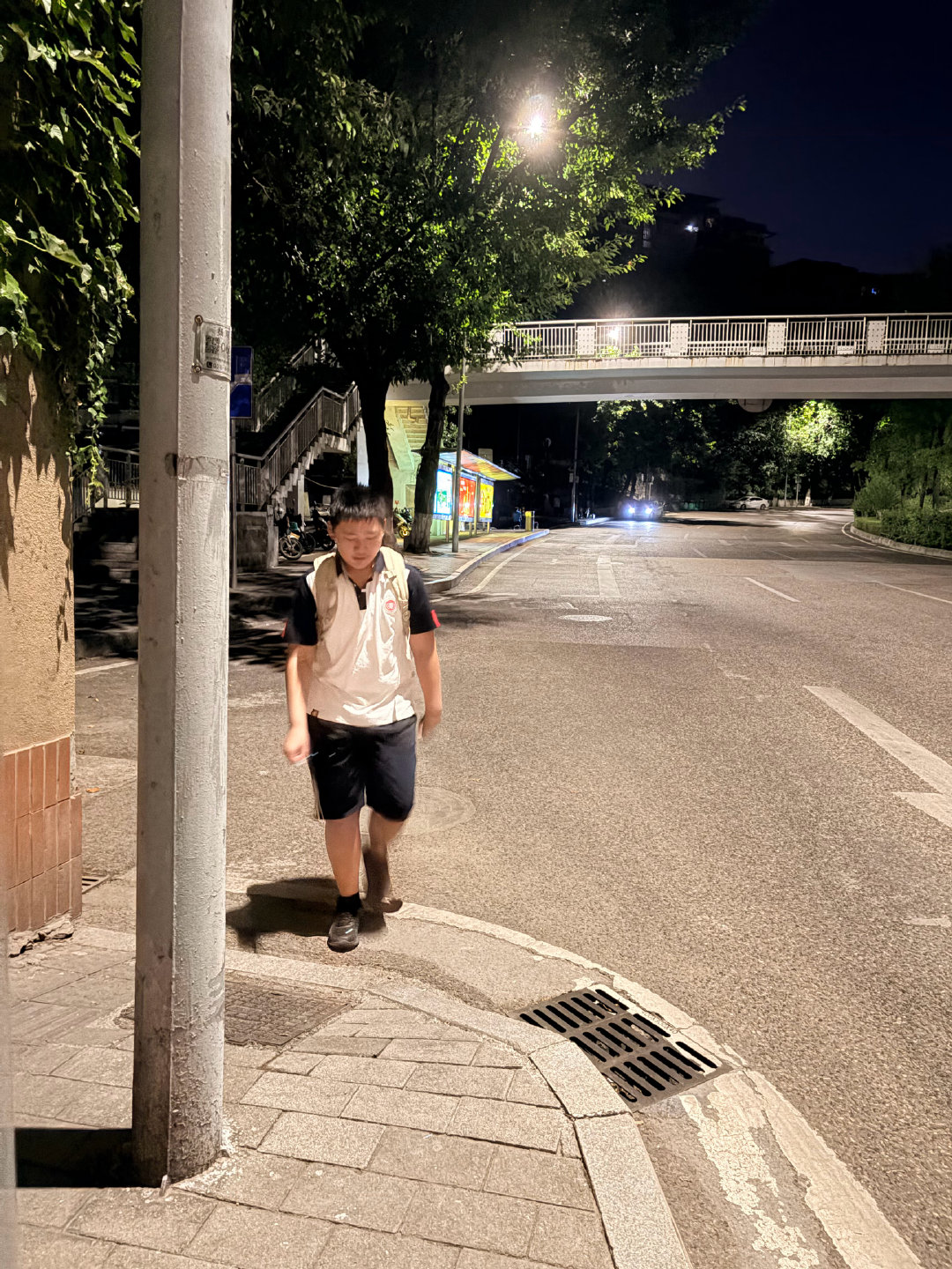 哈哈哈第一次瓜哥比我还晚 以后会成常态   好辛苦的初中生 今天下午去看了电摩托 我同事让我不要选可爱的 不适应哈哈哈 😂放学回家太堵车了 差不多要四十分钟才能回 早上只要二十多点 ​