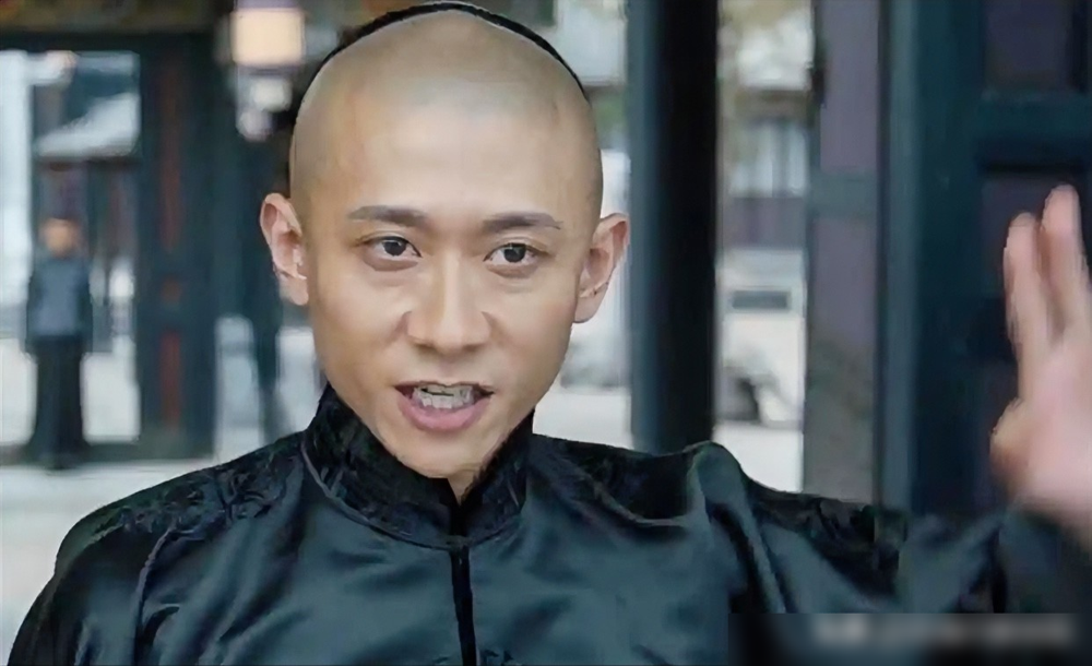张一山这回是真栽了。三十多岁了，非要在《云雀叫天录》里演个18岁小学徒。
挤眉弄眼，耸肩晃脖，嗓子拔得老高。观众一看，这不还是刘星吗？换身戏服闯进梨园行来了。再看旁边六小龄童，一句词没有，往那儿一杵就是师父，三鞭子抽下去，全是戏。杨立新、刘威这些老家伙越稳，就越显得主角在台上蹿。
其实他也拼了，