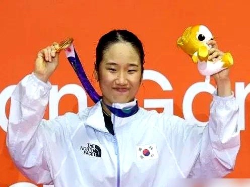 膝盖缠满绷带还满场飞扑，安洗莹跟韩国羽协闹翻的底牌就四个字：身体透支。

这套“女版桃田”的打法太烧膝盖和关节了。重心低、小碎步、出球动作小，不转身头顶球更是隐蔽。她根本不靠一拍打死你，就是像猎犬一样咬住球不放，生生耗到二十拍、三十拍，直接把对手心态打崩。

嫌负荷太大扛不住才去闹矛盾，因为人家的目