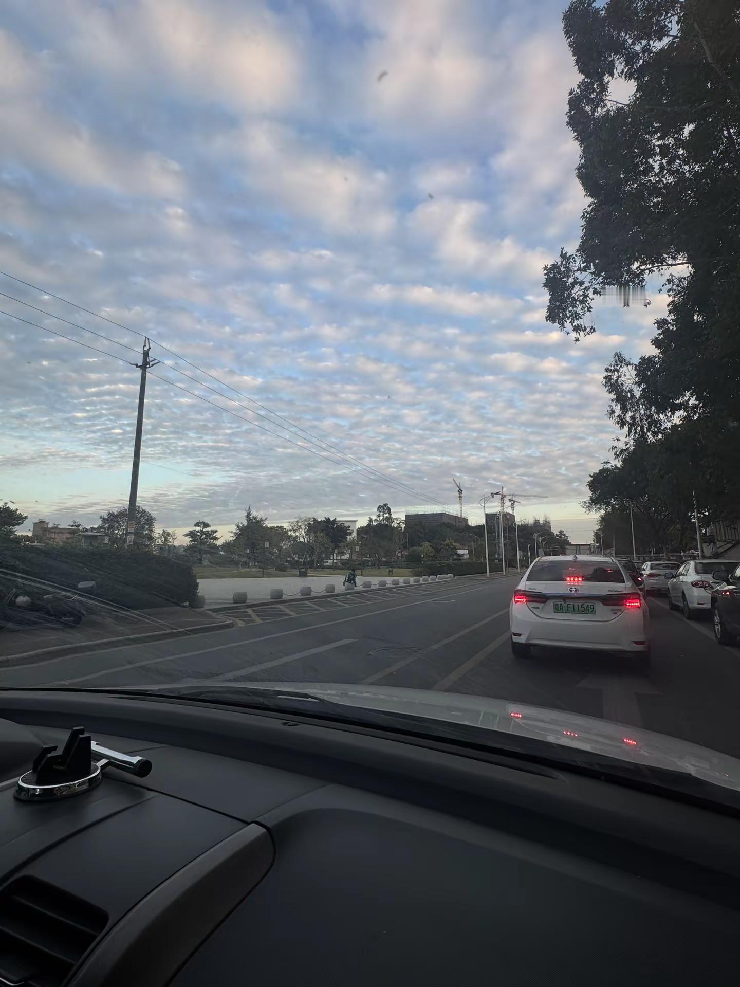 你喜欢的应该是珠江新城的富少 而不是我这个住在花都的穷小子