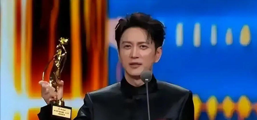 王仁君攥着飞天奖杯讲了四分钟。四分钟之前，网上还在骂这个奖给错了人。
台下坐着于和伟、胡军、朱亚文、于适。开奖念出王仁君名字的瞬间，弹幕满屏质疑。不少网友认为于和伟只差这一座飞天奖就能完成单角色大满贯，质疑这是最水一届视帝。
王仁君不是第一次被骂。他先后五次饰演毛泽东，从古田军号到问苍茫再到浴血荣光
