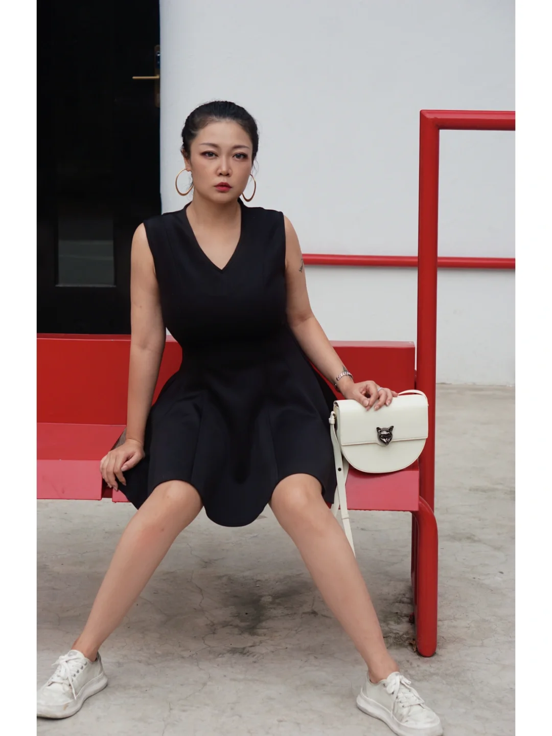 经典黑偶遇中国红｜随缘喝咖啡