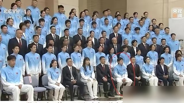 9天20场，林诗栋杀疯了，最后那张大合照他坐第一排，没人敢说个不字。
三金一银，右肩旧伤反复，打着固定上的场。国乒直接砍了他亚锦赛的单打和混双，只留男团男双，这是真把他当铁人使，也是真怕他废了。
可你看他坐那儿，19岁，第一排，C位边儿上。旁边全是大满贯、奥运冠军。
不是论资排辈，是拿命换来的