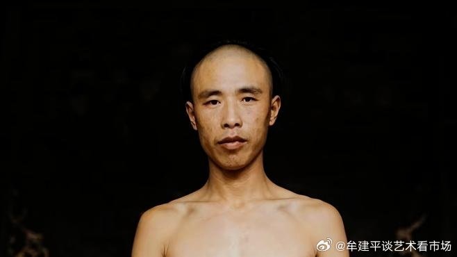 《下图是徐锡麟就义前的照片，拍照时他上身赤裸，手被捆绑，但神情从容。照片被拍摄的时间是1907年7月6》历史人物故事说在百度发表了新动态 ​