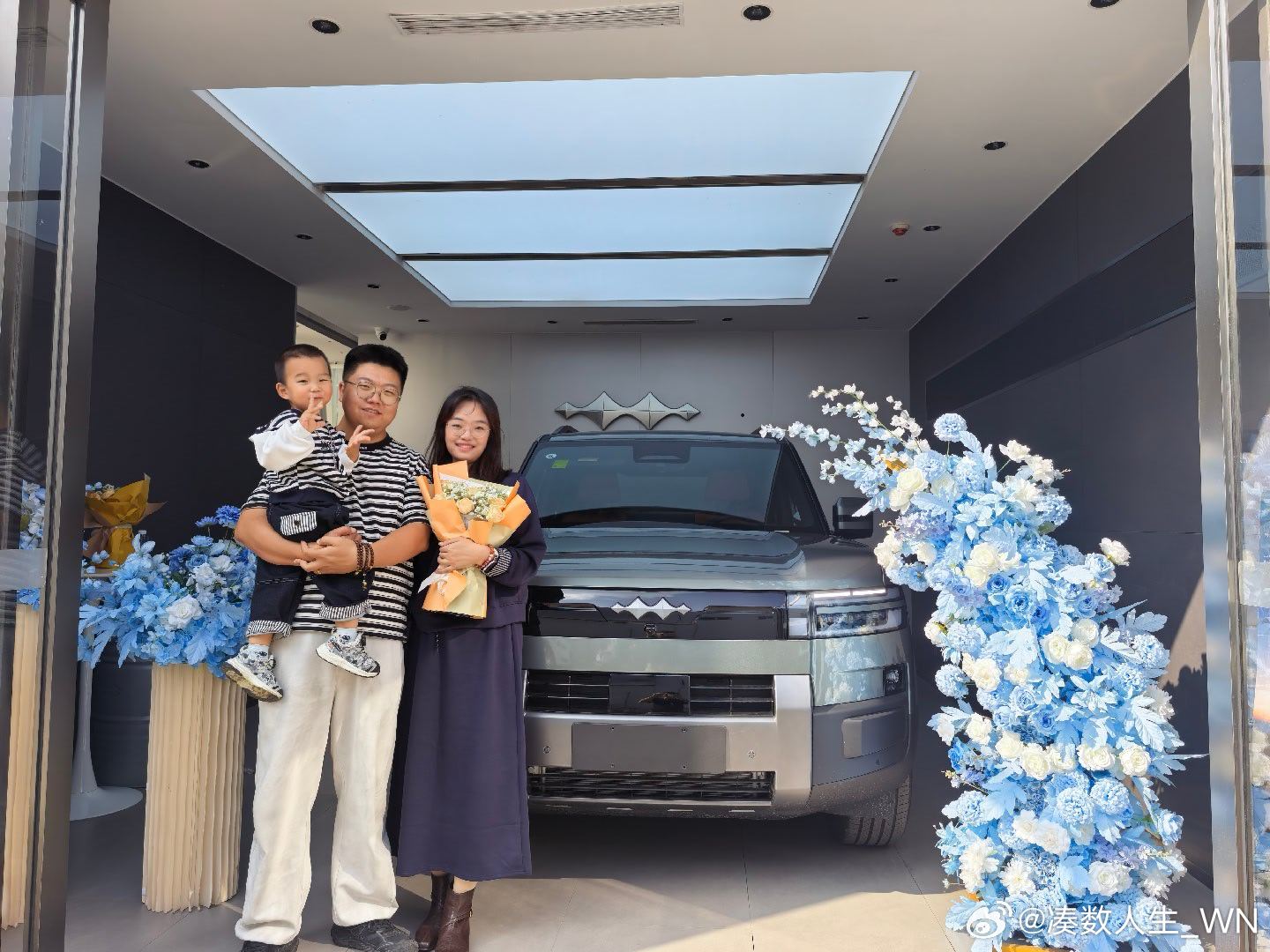 车轮向前，日子向好，一家人，一车，奔赴美好。  ​