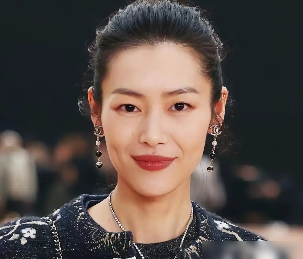 井柏然跟倪妮那几年，半年见不到20天，他自己后来承认，缺保护感情的能力，也自私。
以前他找对象，要干净可爱的小女生，水灵不化妆。倪妮之后全变了，现在说的全是精神同频生活节奏一致。
他最近直接放话，门当户对早不是家境财富那套，是价值观、工作观念能不能对上。
再看刘雯，不炒绯闻，靠台步吃饭，走到哪