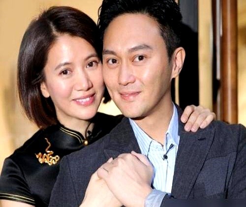 袁咏仪动过倒追吴镇宇的念头，最后却被一瓶面霜硬生生掐断了。

当年她正琢磨怎么下手，吴镇宇突然拉住她，一脸严肃。她心狂跳，结果这男人凑过来问，你那个面霜到底怎么用？一盆冷水浇透，暧昧碎了一地。

没成情侣，这俩暴脾气反倒混成了几十年死党。碰头见面，吴镇宇张口就喊老前辈，袁咏仪揪住他一顿连环炮，直怼到