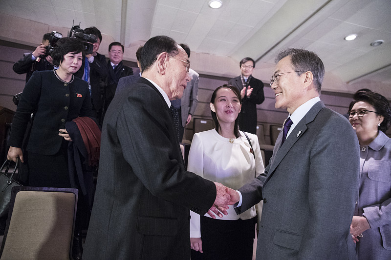 韩朝关系的未来，从来都不是单靠两方就能完全定调的变量，其牵扯的广度几乎能牵动整个东北亚的神经。
现在摆在台面上的就有好几种走向，要是两边都攥着强硬立场不肯松，接下来大概率是军事对峙加码，朝鲜可能继续试射导弹亮明态度，韩国也会拉着美盟深化军演合作，边境摩擦的风险只会越来越高。
但要是能借着周边国家的斡