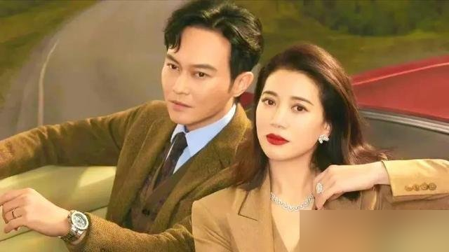 张智霖给阿Sa介绍对象，同一个男人，介绍了十年。袁咏仪在旁边笑，说这人轴起来真要命。
可你再看这俩人过日子。张智霖承认，吵架永远是他先低头。袁咏仪买包，他站旁边刷卡，一个敢买，一个愿宠。袁咏仪脾气爆，他佛系接，俩人互怼能把升官发财死老婆当段子讲。
最狠的是袁咏仪定的规矩：打电话有压力就别打，想打