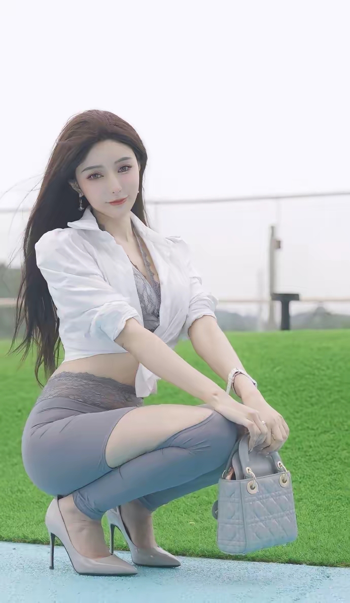 妙龄佳人，性感妩媚。