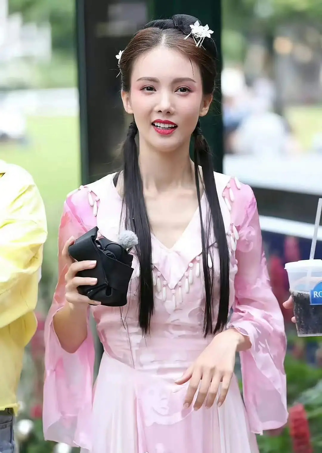 金晨的鼻子和嘴巴越来越歪了，感觉整张脸快崩了！

大家看，这是女明星金晨的近照，鼻子歪斜得特别明显，鼻孔一个上一个下，看着都让人觉得有点难受。另外，伴随着鼻子的歪斜，嘴巴也歪得很明显，下半张脸就没法看。

金晨长相确实让人颇有争议，一个是鼻子疑似整容，跟早期的鼻子完全不一样，另一个是身材特别的瘦，瘦