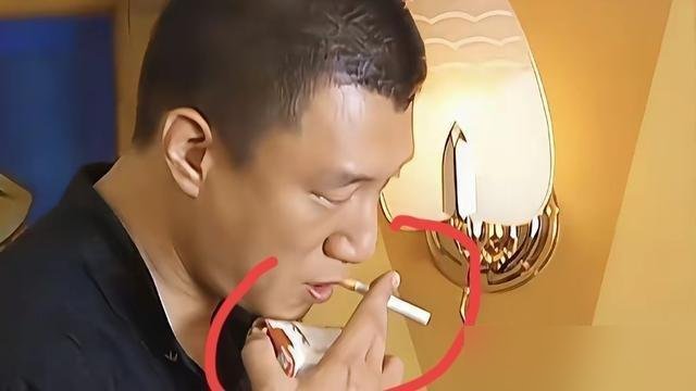 孙红雷抽那根“白皮烟”，真不是道具，是他自己卷的。
拍《征服》那会儿，剧组穷，买不起好烟。孙红雷蹲马路牙子上，拿最便宜的烟丝卷了一根，点着了，眯着眼看人。导演说，就这个劲儿，别动。刘华强就这么出来了。没剧本，没设计，全是生活磨出来的狠。
现在你看他在综艺里嬉皮笑脸，插科打诨，像个没正形的中年大叔