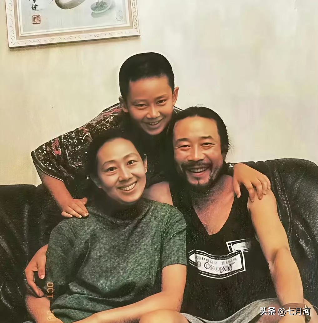 原来他是李雪健的独生子，不靠父亲名气成大导演，如今身份不一般 ​​​