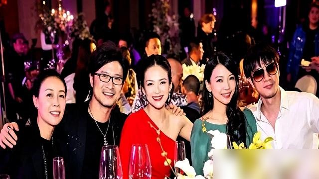一张老照片炸出来了。那英、汪峰、章子怡、王力宏、李靓蕾，当年凑一桌吃饭，笑得跟一家人似的。
现在再看，两对全离了。汪峰章子怡离了，王力宏李靓蕾撕得全网看戏。那英坐中间，像个见证人。
也就十年光景。
但有意思的是，照片里笑得最淡的那个女人，现在最稳。章子怡刚在法国卢米埃尔电影节拿了荣誉成就大奖，