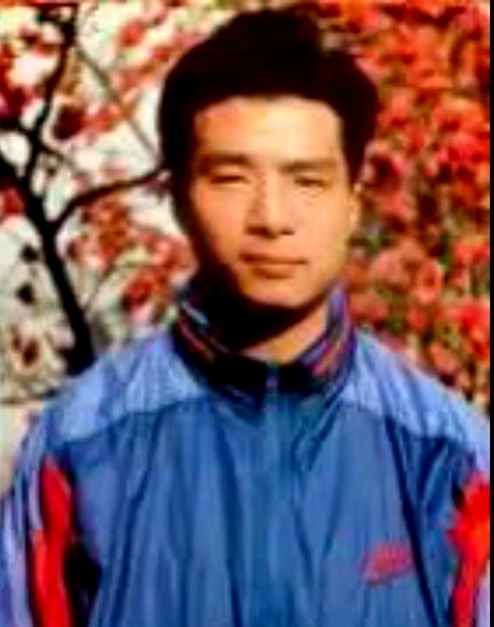1997赛季上海申花为了拿下浦东俱乐部的卞军和忻峰，竟然舍得把自家夺冠功臣当成筹码交易出去
 

当年在申花踢最早右后卫的那位老将，跟范志毅、朱琪还有刘军一起，硬生生拼下了1995年甲A联赛冠军
 

可竞技体育就是这么残酷，转会协议一签，他就只能收拾行李转投上海浦东队
 

现在提起这批甲A初代名