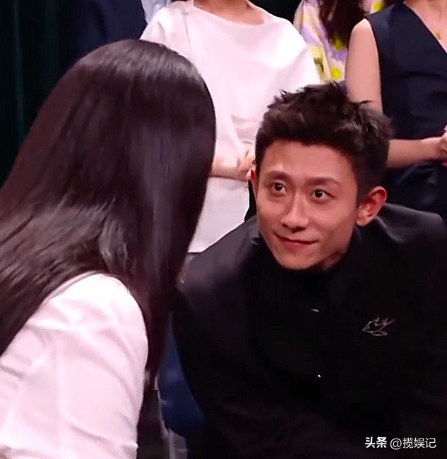 谁懂这感人的一幕，愣是没在颁奖台上。
 
9月29日长沙，第33届金鹰奖内场。张一山后台采访刚说完“还没见到杨紫”，一落座，人就在他正前方，俩人对视那一秒，话匣子直接炸开了。
 
杨紫被cue清唱《好运来》，简单俩字“来啊”说唱就唱，毫不扭捏。张一山在身后笑得前仰后合，巴掌拍得比谁都起劲。起身时他顺