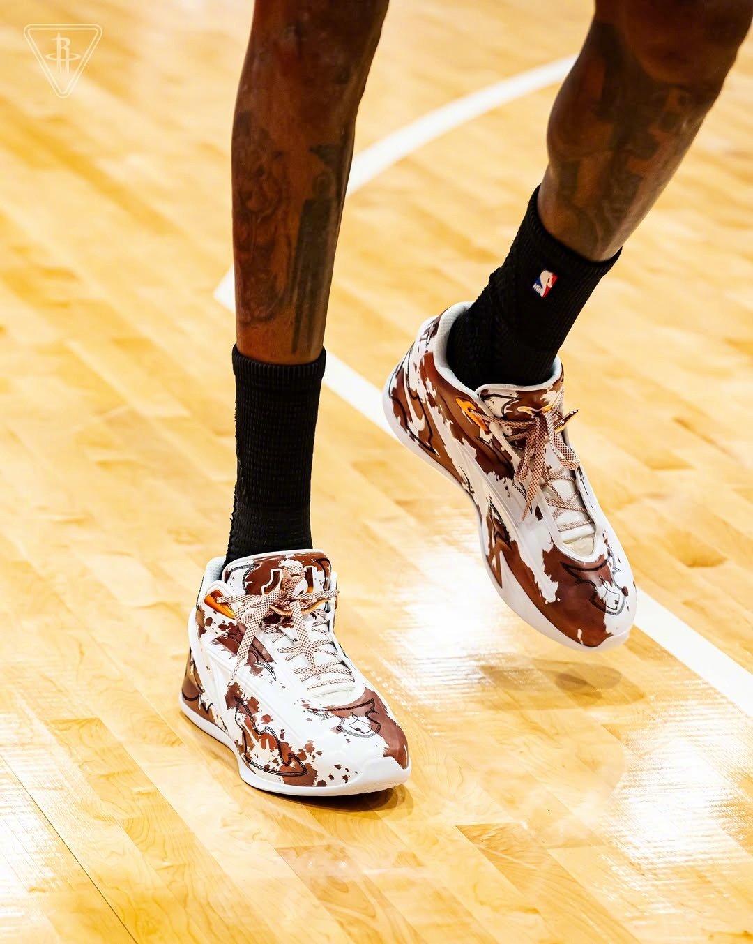 #NBA鞋视角# 

Nike KD 19 「Texas」 PE

杜兰特火箭揭幕战训练上脚一双类似奶牛色的 KD 19「德克萨斯」 PE 版本，预计明年春季会迎来市售🐮 

#火箭VS独行侠# ​