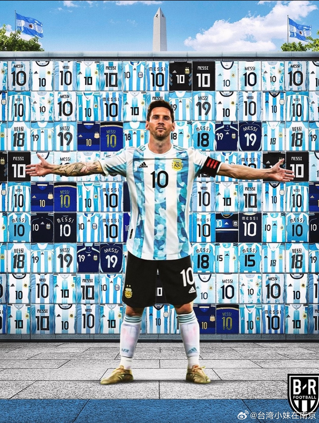 Bleacher Report Football 製作了一張的精美海報，生動地記錄了梅西在國家隊長達數十年的輝煌生涯與球衣演變史。

梅西的身後是一面由無數件國家隊球衣築成的榮譽之牆，細看每一件衣服，都承載著不同的歷史密碼；更是梅西用汗水、淚水與無數個進球編織而成的國家隊史詩。

從當年的青澀天才到如今帶領 ​