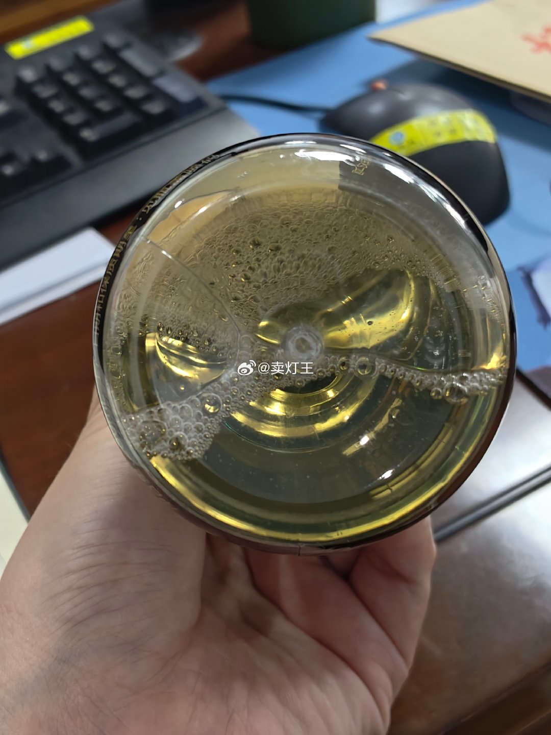 大队长拿了一箱这种给我们喝，他说挺好喝的，但是我看它长得不像好喝的样子啊 ​