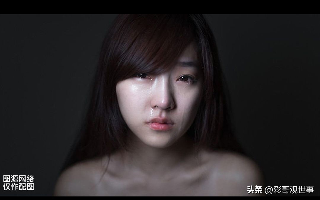 60岁老头风流成性！网传和90后女子婚外纠缠、多次怀孕流产还牵涉代孕，化身时间管理大师哄骗原配，事后夫妻联手，女子一审获刑14年……

2026年9月，深圳这起全网热议的高龄婚外纠葛案件持续发酵。一边是多年隐秘的私情纠葛，一边是一朝翻脸的刑事重判，整件事充满反转与争议。

本案属于法院不公开审理案件