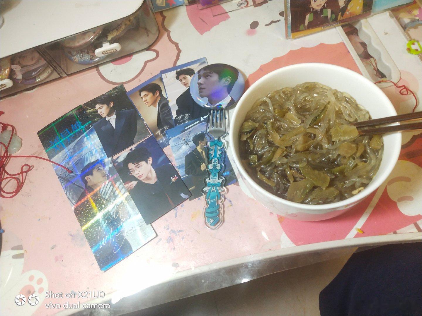 #刘昊然[超话]#昊然也要好好吃饭哦，这是自印小卡 ​