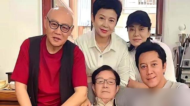 谷建芬一张合影炸出个神秘人，光头，金丝眼镜，手上戒指晃眼。蔡国庆那条红短裤都没人看了，全网都在扒这人是谁。
照片里谷老师坐中间，状态还行，旁边董文华、毛阿敏都规规矩矩站着。就这光头，站位靠后，表情淡定，不像蹭合影的粉丝。
有人猜是圈内大佬，有人说是谷家亲戚，还有人翻出刘欢生前旧照对比，越看越像一