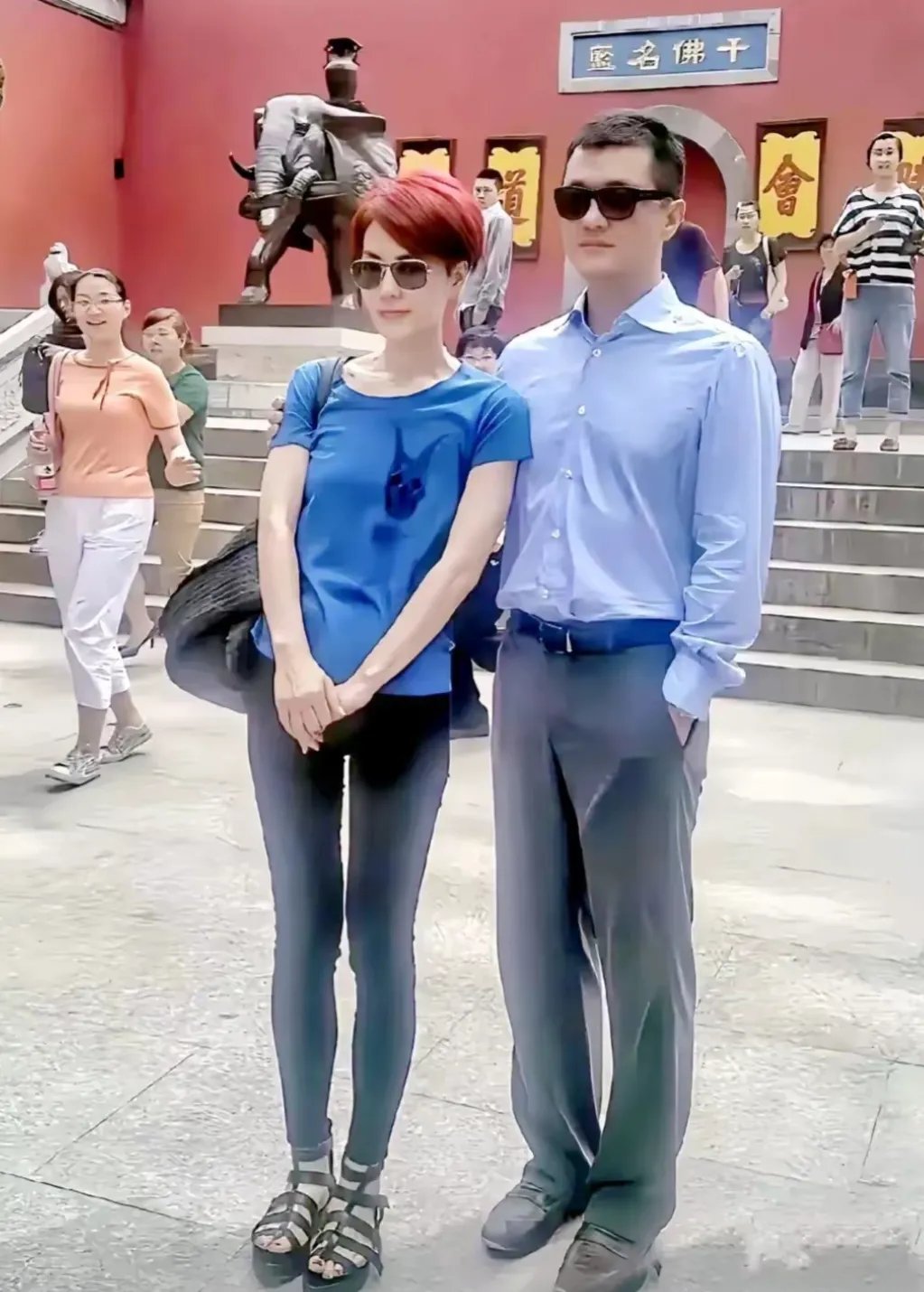 这是王菲和李亚鹏在一所寺院前的一张合影照片 。李亚鹏搂着前妻王菲的肩膀，的确非常的般配 ！他们曾经也有温馨幸福的时光 ！只可惜无缘走到最后 ！ ​