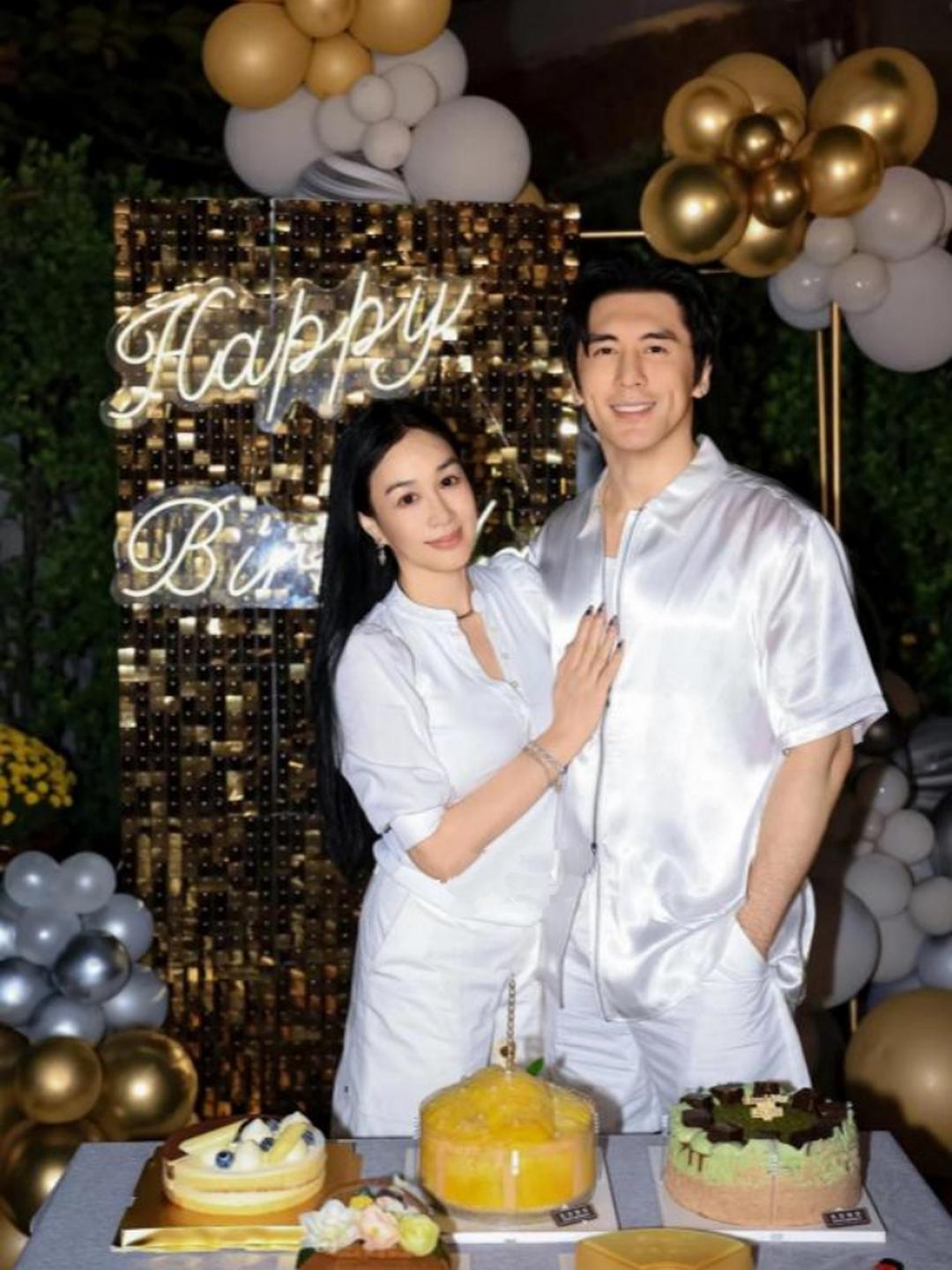 56岁钟丽缇过生日，晒和老公张伦硕合影，夫妻俩身穿同款白色丝绸面料居家服，前面摆放着生日蛋糕，两人紧紧依偎，一点也看不出相差12岁，钟丽缇保养的真的太好了。